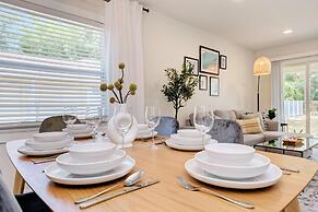 Charming Florida Beach Home w King Bed Patio