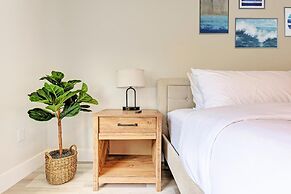 Charming Florida Beach Home w King Bed Patio