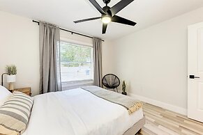Charming Florida Beach Home w King Bed Patio