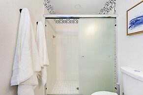 Charming Florida Beach Home w King Bed Patio