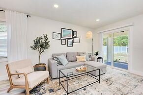 Charming Florida Beach Home w King Bed Patio