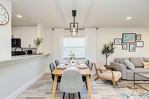 Charming Florida Beach Home w King Bed Patio