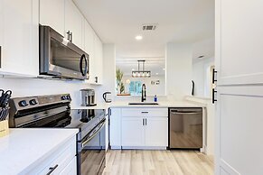 Charming Florida Beach Home w King Bed Patio