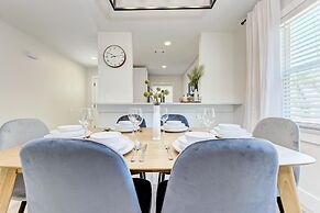 Charming Florida Beach Home w King Bed Patio