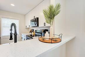 Charming Florida Beach Home w King Bed Patio