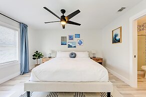 Charming Florida Beach Home w King Bed Patio