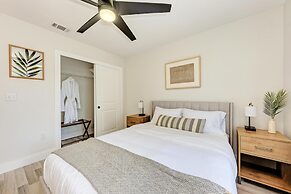 Charming Florida Beach Home w King Bed Patio