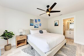 Charming Florida Beach Home w King Bed Patio