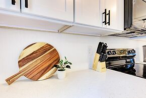 Charming Florida Beach Home w King Bed Patio