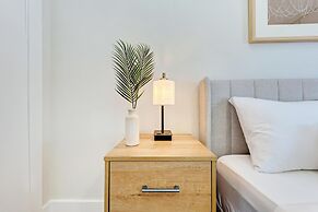 Charming Florida Beach Home w King Bed Patio