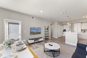 Chic Apt w Jacuzzi Pool BBQ Mountain Views