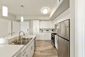 Chic Apt w Jacuzzi Pool BBQ Mountain Views