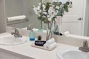 Chic Apt w Jacuzzi Pool BBQ Mountain Views