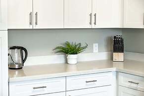 Chic Apt w Jacuzzi Pool BBQ Mountain Views