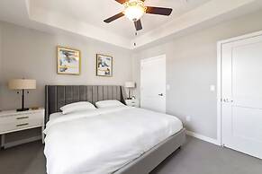 Chic Apt w Jacuzzi Pool BBQ Mountain Views