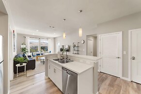 Chic Apt w Jacuzzi Pool BBQ Mountain Views