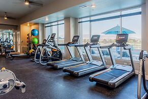 Chic Apt w Jacuzzi Pool BBQ Mountain Views