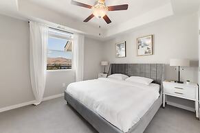 Chic Apt w Jacuzzi Pool BBQ Mountain Views