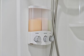 Chic Apt w Jacuzzi Pool BBQ Mountain Views