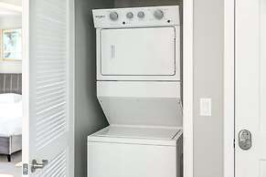 Chic Apt w Jacuzzi Pool BBQ Mountain Views