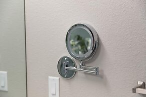 Chic Apt w Jacuzzi Pool BBQ Mountain Views