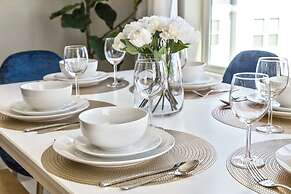 Chic Apt w Jacuzzi Pool BBQ Mountain Views