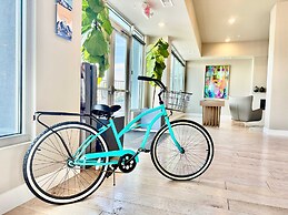 Chic Apt w Jacuzzi Pool BBQ Mountain Views