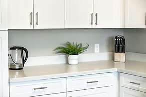 Chic Apt w Jacuzzi Pool BBQ Mountain Views