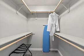 Chic Apt w Jacuzzi Pool BBQ Mountain Views