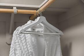 Chic Apt w Jacuzzi Pool BBQ Mountain Views