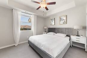 Chic Apt w Jacuzzi Pool BBQ Mountain Views