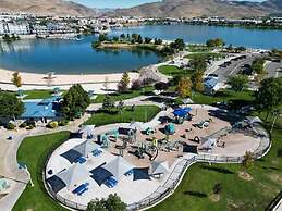 Chic Apt w Jacuzzi Pool BBQ Mountain Views