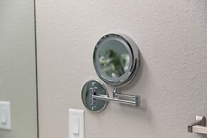 Chic Apt w Jacuzzi Pool BBQ Mountain Views