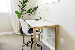 Chic Apt w Jacuzzi Pool BBQ Mountain Views