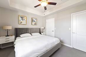 Chic Apt w Jacuzzi Pool BBQ Mountain Views