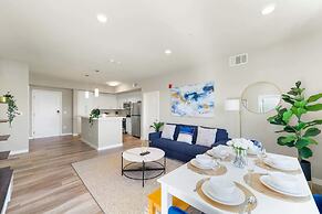 Chic Apt w Jacuzzi Pool BBQ Mountain Views