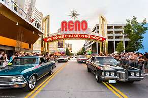 Chic Apt w Jacuzzi Pool BBQ Mountain Views