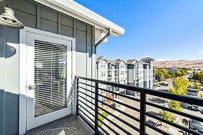 Chic Apt w Jacuzzi Pool BBQ Mountain Views