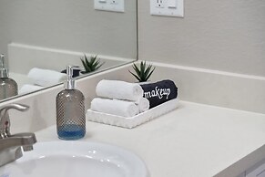 Chic Apt w Jacuzzi Pool BBQ Mountain Views