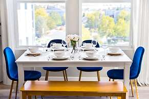 Chic Apt w Jacuzzi Pool BBQ Mountain Views