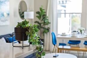 Chic Apt w Jacuzzi Pool BBQ Mountain Views