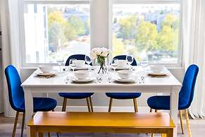 Chic Apt w Jacuzzi Pool BBQ Mountain Views