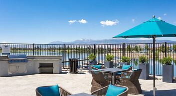 Chic Apt w Jacuzzi Pool BBQ Mountain Views