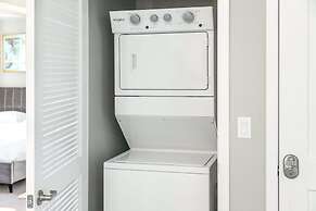 Chic Apt w Jacuzzi Pool BBQ Mountain Views