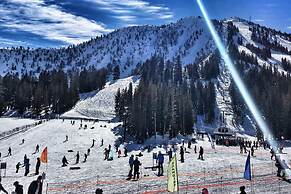 Chic Apt w Jacuzzi Pool BBQ Mountain Views