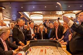 Chic Apt w Jacuzzi Pool BBQ Mountain Views