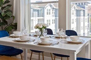 Chic Apt w Jacuzzi Pool BBQ Mountain Views