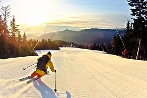 Chic Apt w Jacuzzi Pool BBQ Mountain Views