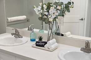 Chic Apt w Jacuzzi Pool BBQ Mountain Views