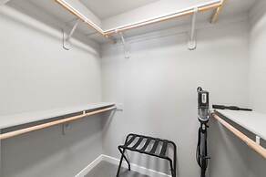 Chic Apt w Jacuzzi Pool BBQ Mountain Views